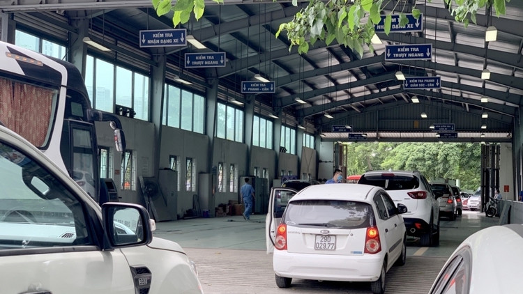 Các hành vi can thiệp trực tiếp vào phần cứng, phần mềm của thiết bị, thực hiện thao tác không đúng quy trình... bị nghiêm cấm. Ảnh minh họa: Công luận