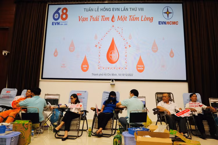 Hàng trăm cán bộ, công nhân viên EVNHCMC tham gia hiến máu nhân đạo
