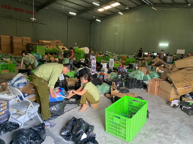 Lực lượng chức năng đang
tiến hành kiểm đếm kho hàng.