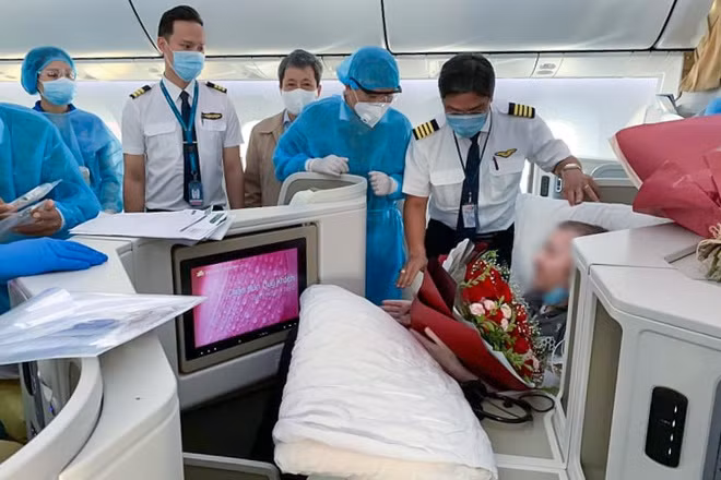 Chuyến bay đưa nam phi công người Anh (BN91) đã hạ cánh xuống
sân bay Heathrow (London, Anh) sau 15 tiếng di chuyển.