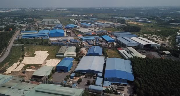 Hàng chục doanh nghiệp xây dựng nhà xưởng trong khu đất quy
hoạch cụm công nghiệp Phước Tân chưa được cấp phép. Ảnh: TTXVN