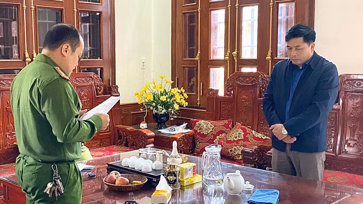 Công an tống đạt quyết định khởi tố đối với ông Nguyễn Ích Chánh. Ảnh: CACC