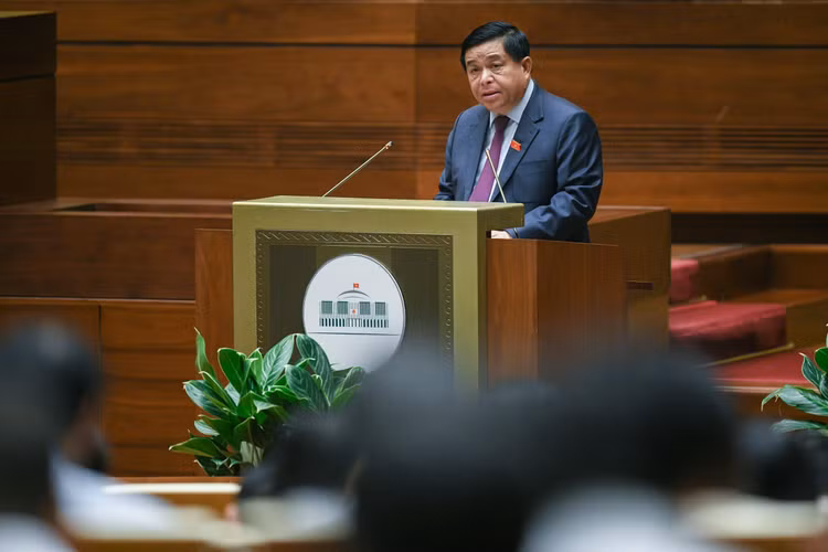 Bộ trưởng Bộ Kế hoạch và Đầu tư Nguyễn Chí Dũng, thừa ủy quyền của Thủ tướng Chính phủ trình bày Tờ trình về dự án Luật Đấu thầu (sửa đổi)