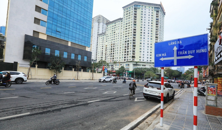 Biển báo trên đường Huỳnh Thúc Kháng kéo dài. Ảnh: TTXVN