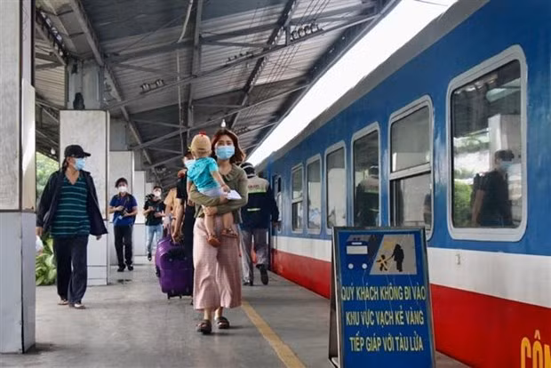 Hành khách đi tàu Tết cần mang theo giấy tờ tùy thân và đến ga sớm. Ảnh minh họa: TTXVN