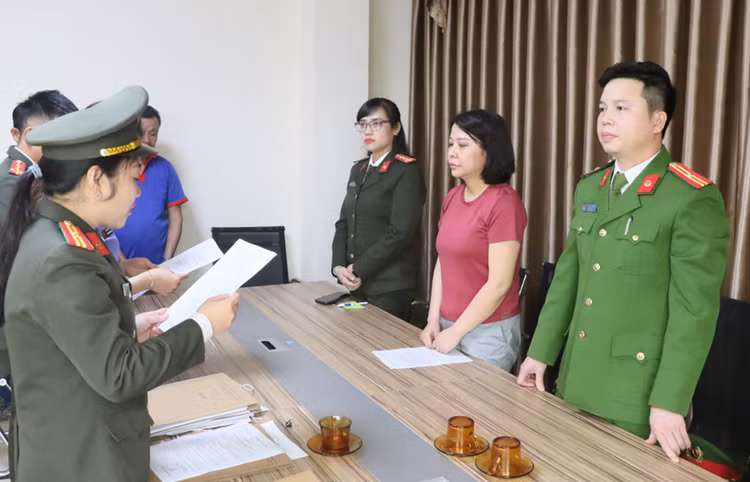 Cơ quan chức năng tống đạt các quyết định khởi tố, bắt tạm giam Nguyễn Thanh Thủy, Giám đốc Công ty CP Công nghệ thông tin Lam Hồng.