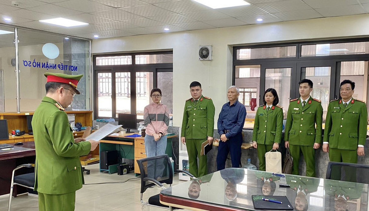 Cơ quan Cảnh sát điều tra thi hành lệnh khám xét đối với Trung tâm Đăng kiểm xe cơ giới 34-04D. Ảnh: Công an tỉnh Hải Dương