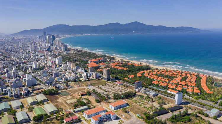 Lợi thế bờ biển dài, đẹp với hệ thống các khu nghỉ dưỡng cao cấp thu hút lượng lớn du khách trong ngoài nước thời gian qua là cơ sở để quy hoạch đưa ra là một trong những định hướng chủ lực phát triển lâu dài, bền vững cho vùng Bắc Trung Bộ và duyên hải miền Trung