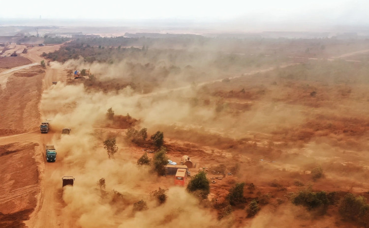 Việc thi công dự án sân bay Long Thành tạo ra khối lượng bụi đỏ khổng lồ, ảnh hưởng đến các hộ dân xung quanh