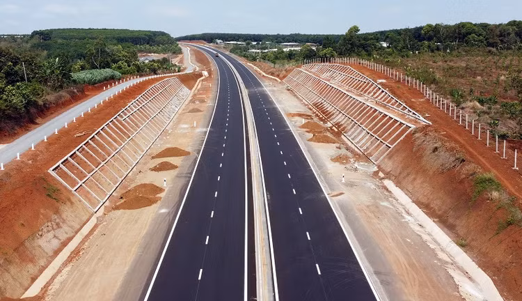 Một đoạn cao tốc Phan Thiết - Dầu Giây đang chờ dọn vệ sinh trước khi đưa vào khai thác.