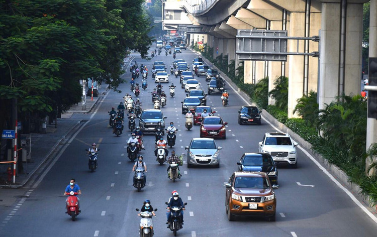 Đường phố Hà Nội đông đúc phương tiện sáng 30/8