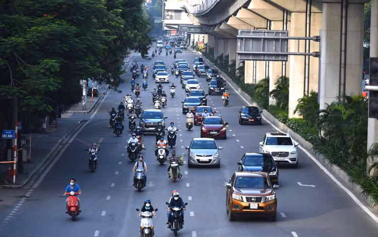 Đường phố Hà Nội đông đúc phương tiện sáng 30/8