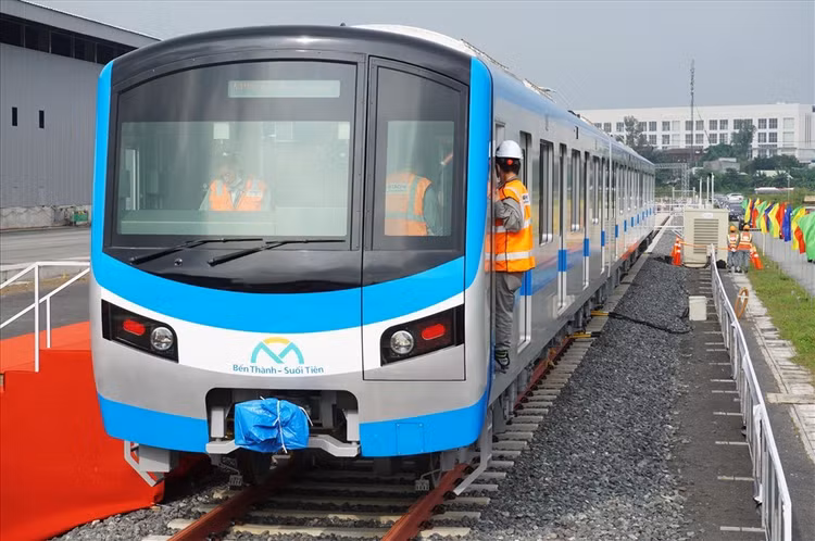 Tàu thuộc tuyến Metro số 1 (Bến Thành - Suối Tiên) chạy thử đoạn trên cao