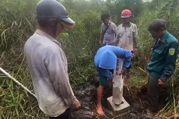 Cắm cọc giải phóng mặt bằng Dự án đường Vành đai 3, TP.HCM đoạn đi qua huyện Hóc Môn. Ảnh Internet