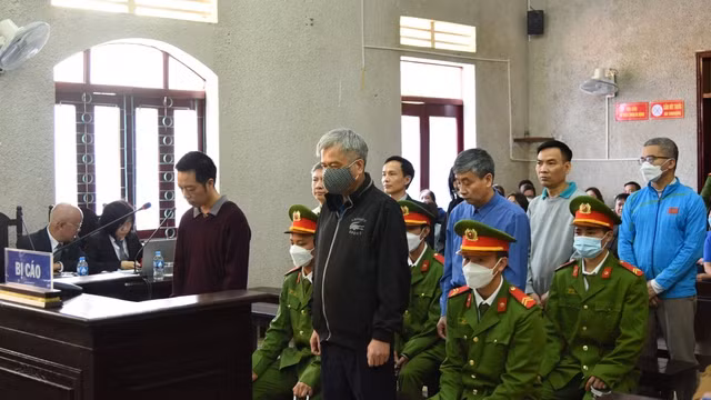 Các bị cáo nghe Hội đồng xét xử tuyên án