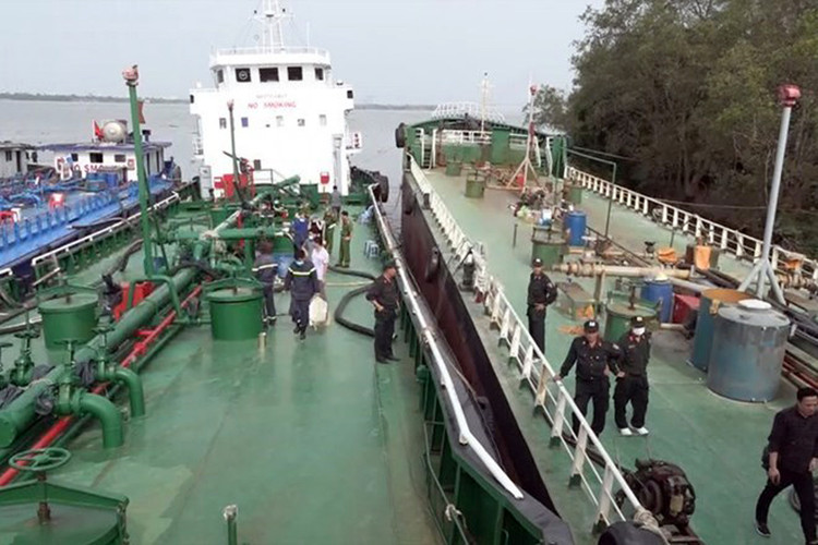 Bắt quả tang các đối tượng đang vận chuyển, bơm hút xăng nhập lậu