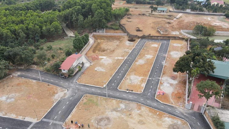 Nhiều khu đất được người dân gom xong tự làm đường giao thông để phân lô, bán nền.