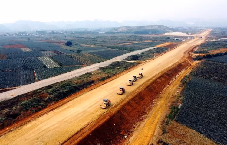 Phấn đấu năm 2022, hoàn thành 361 km đường cao tốc trục Bắc - Nam. Ảnh: Huy Hùng