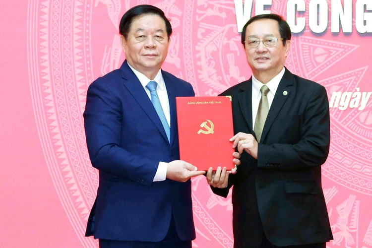 Trưởng Ban Tuyên giáo và Dân vận Trung ương Nguyễn Trọng Nghĩa trao quyết định bổ nhiệm cho ông Huỳnh Thành Đạt. Ảnh: TTXVN