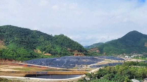 Chất thải rắn sinh hoạt hiện được chôn lấp, phủ bạt tại bãi rác Khánh Sơn (Đà Nẵng)