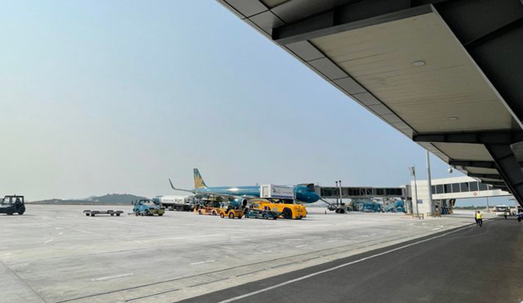 Cảng hàng không quốc tế Cam Ranh đưa vào khai thác dự án cải tạo, nâng cấp sân đỗ máy bay