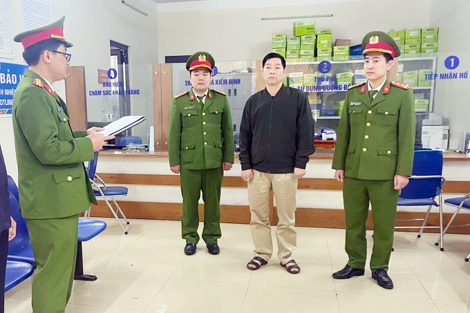 Cơ quan công an đọc lệnh khởi tố, bắt bị can đối với Toản 