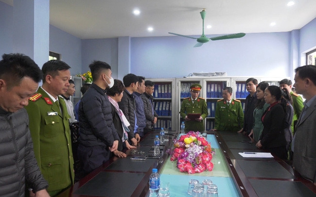 Cơ quan CSĐT Công an tỉnh Lào Cai đọc lệnh khám xét nơi làm việc của các đối tượng
