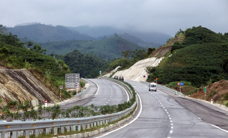  Bộ GTVT sẽ rà soát đối với các tuyến đường ôtô cao tốc phân kỳ đầu tư có quy mô 4 làn xe điều chỉnh lên đến 90km/h. Ảnh: Tường Lâm