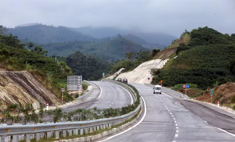  Bộ GTVT sẽ rà soát đối với các tuyến đường ôtô cao tốc phân kỳ đầu tư có quy mô 4 làn xe điều chỉnh lên đến 90km/h. Ảnh: Tường Lâm