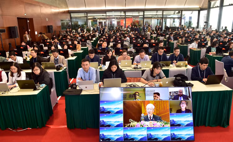 Hàng trăm phóng viên, biên tập viên, kỹ thuật viên trong nước và nước ngoài đưa tin về Đại hội Đảng lần thứ XIII . Ảnh VGP