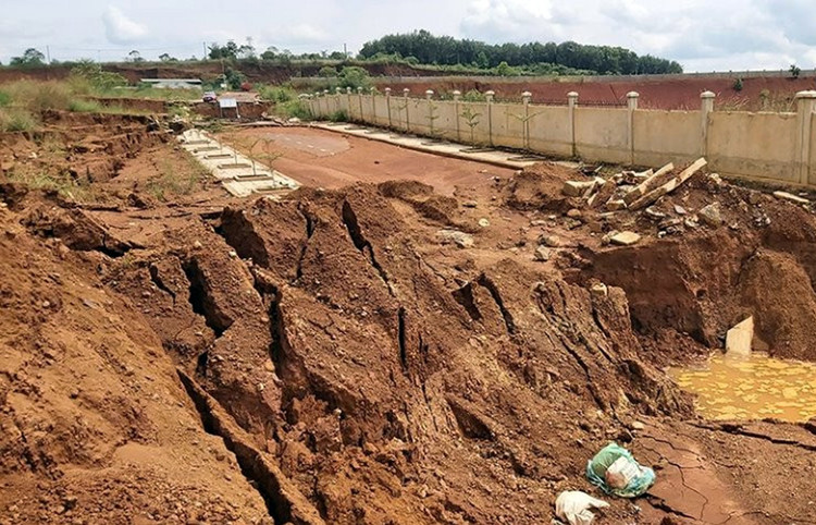 Trong quá trình thi công Gói thầu 02XL San lấp và gia cố mái taluy lô nhà máy luyện nhôm đã xảy ra 5 lần sạt, trượt bên trong và ngoài hàng rào Khu công nghiệp Nhân Cơ. Ảnh: TL st