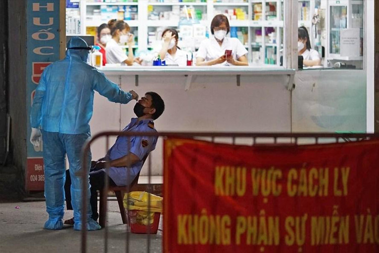 Hà Nội test COVID-19 người liên quan đến ca ở hiệu thuốc ngay trong đêm 19/7