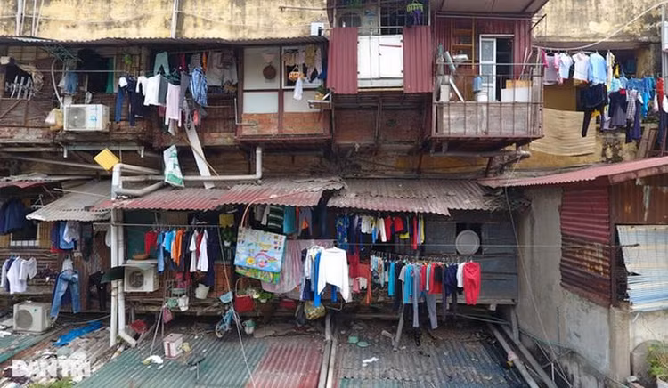Nhiều khu chung cư nằm giữa nội đô đã được ví như "khu ổ chuột" vì điều kiện sinh hoạt quá tồn tàn, thiếu thốn 