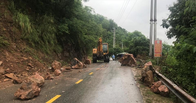 Đá lở gây ùn tắc giao thông cục bộ trên Quốc lộ 37. Ảnh: ĐVCC