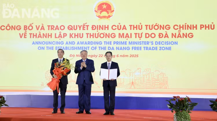 Phó Thủ tướng Nguyễn Hòa Bình trao Quyết định thành lập Khu thương mại tự do cho lãnh đạo TP. Đà Nẵng
