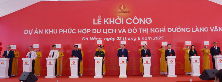 Các đại biểu ấn nút khởi công Dự án