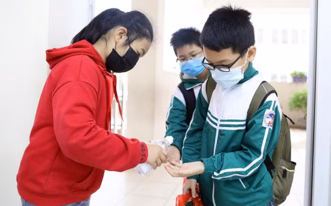 Học sinh 18 huyện, thị ngoại thành Hà Nội trở lại trường từ ngày 8/11. Ảnh: Ngọc Thành