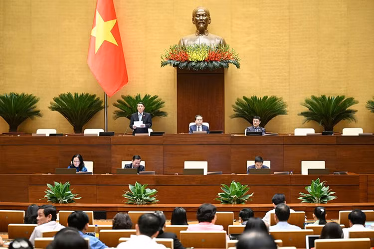 Quốc hội họp phiên toàn thể tại hội trường dưới sự điều hành của Phó Chủ tịch Quốc hội Nguyễn Đức Hải 