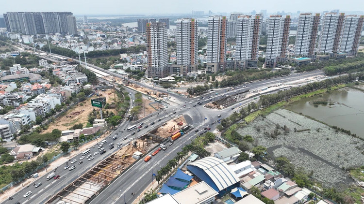 Xe máy và ô tô bị cấm rẽ rẽ trái tại nút giao Mai Chí Thọ (đường ngang) - Đồng Văn Cống từ ngày 30/4 - 31/8. Ảnh minh họa