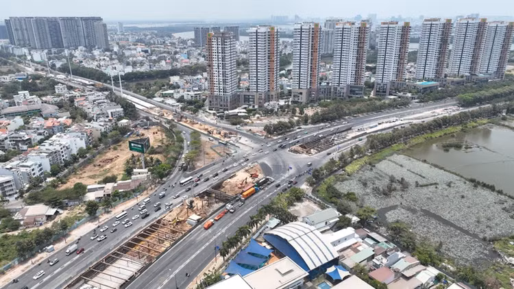 Xe máy và ô tô bị cấm rẽ rẽ trái tại nút giao Mai Chí Thọ (đường ngang) - Đồng Văn Cống từ ngày 30/4 - 31/8. Ảnh minh họa