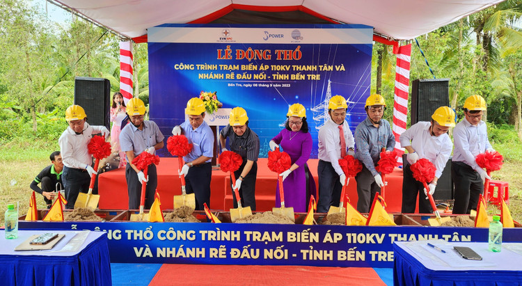 Đại diện đơn vị ngành điện, chính quyền địa phương và đơn vị thi công thực hiện nghi thức động thổ công trình trạm biến áp 110kV Thanh Tân và nhánh rẽ đấu nối