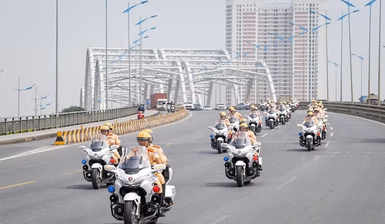 Cảnh sát dẫn đoàn khách quốc tế đến Hà Nội