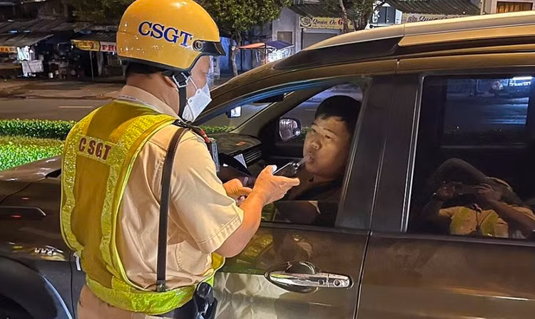 CSGT kiểm tra nồng độ cồn tài xế trên xa lộ Hà Nội