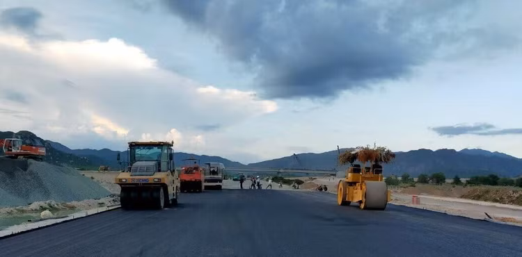 Thi công thảm nhựa tuyến cao tốc Phan Thiết - Dầu Giây