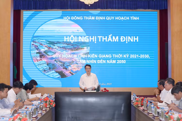 Thứ trưởng Bộ KH&ĐT Trần Quốc Phương chủ trì Hội nghị thẩm định Dự thảo Quy hoạch tỉnh Kiên Giang thời kỳ 2021 - 2030, tầm nhìn đến năm 2050. Ảnh: Đức Trung