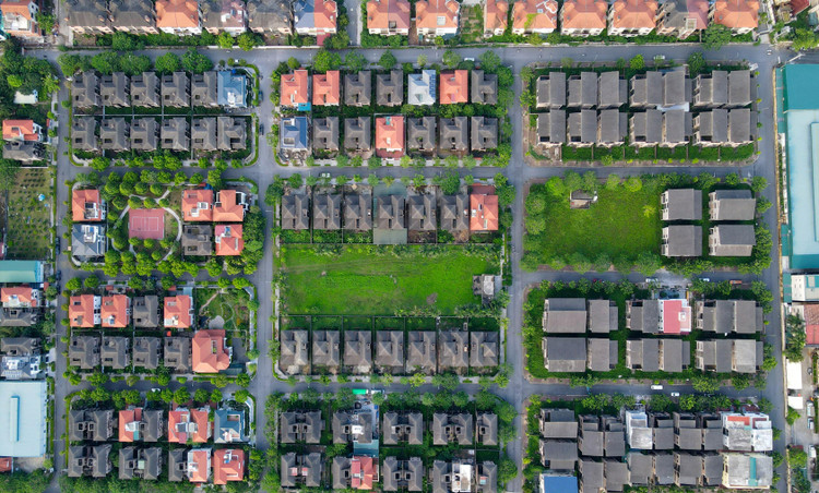 Cận cảnh hàng loạt khu biệt thự bỏ hoang nhiều năm ở ngoại thành Hà Nội