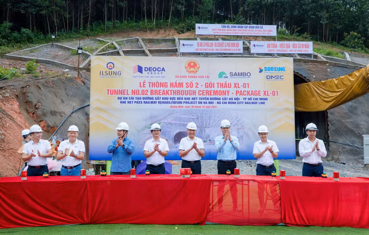 Liên danh Nhà thầu tiến hành nghi thức Lễ thông hầm 2 qua đèo Khe Nét trước 2 tháng 