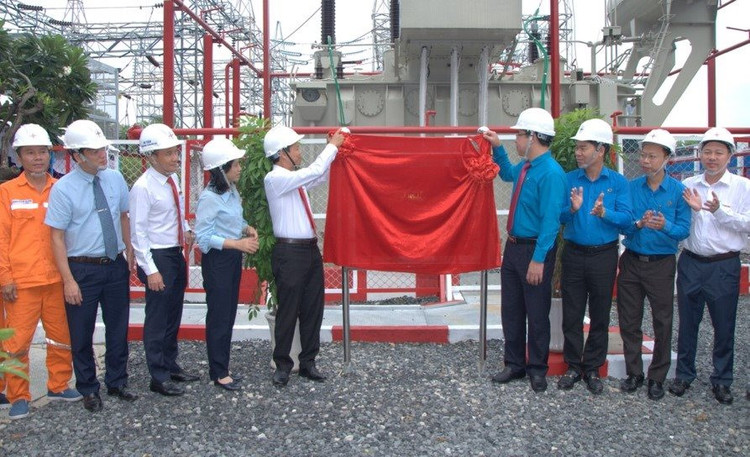 Các đại biểu thực hiện nghi lễ kéo băng gắn biển công trình