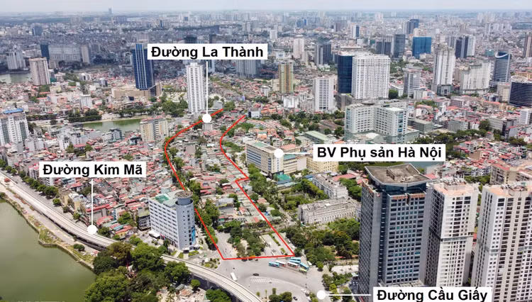 Theo bản đồ kế hoạch sử dụng đất TP Hà Nội năm 2020, nhiều khu đất hai bên đường La Thành đã được đưa vào kế hoạch sử dụng để triển khai dự án đường Vành đai 1, đoạn Hoàng Cầu - Voi Phục. Để thực hiện dự án này, hơn 2.300 hộ dân nằm trong diện giải phóng mặt bằng, trong đó địa bàn quận Ðống Ða là 808 hộ, quận Ba Ðình 1.520 hộ. Trong ảnh là khu vực thuộc diện thu hồi theo kế hoạch sử dụng đất nhìn từ Cầu Giấy.