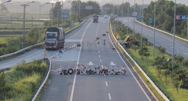 Cao tốc Nội Bài - Lào Cai qua Bình Xuyên (Vĩnh Phúc) bị nhà đầu tư chặn lại, buộc xe phải thay đổi hướng đi để nộp phí